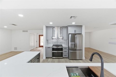 Villa ou maison à louer à Saint Petersburg, Floride: 4 chambres, 204.38 m2 № 2091455 - photo 13