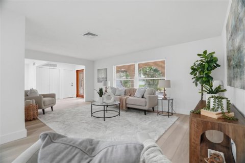 Villa ou maison à louer à Saint Petersburg, Floride: 4 chambres, 204.38 m2 № 2091455 - photo 10