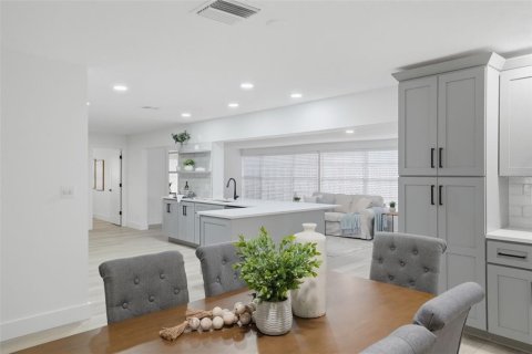 Villa ou maison à louer à Saint Petersburg, Floride: 4 chambres, 204.38 m2 № 2091455 - photo 27