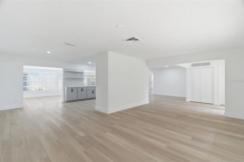 Villa ou maison à louer à Saint Petersburg, Floride: 4 chambres, 204.38 m2 № 2091455 - photo 9