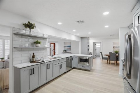 Villa ou maison à louer à Saint Petersburg, Floride: 4 chambres, 204.38 m2 № 2091455 - photo 14
