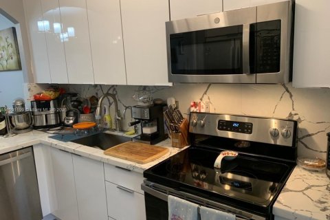 Снять в аренду таунхаус в Хомстед, Флорида 3 спальни, 128.02м2, № 1953013 - фото 2