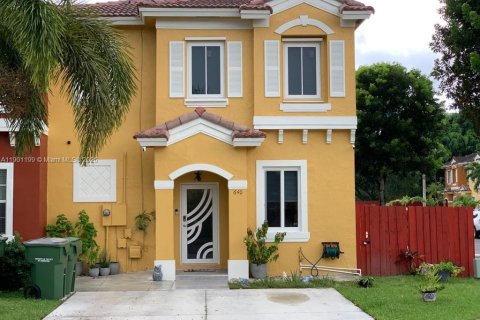 Снять в аренду таунхаус в Хомстед, Флорида 3 спальни, 128.02м2, № 1953013 - фото 1