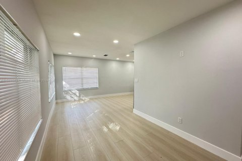 Commercial property in Miami, Florida 174.66 sq.m. № 1985065 - photo 25