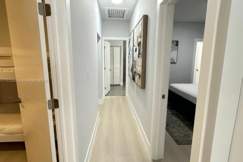 Commercial property in Miami, Florida 174.66 sq.m. № 1985065 - photo 17