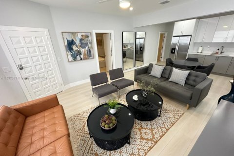 Commercial property in Miami, Florida 174.66 sq.m. № 1985065 - photo 2