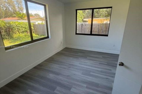 Casa en alquiler en Miami, Florida, 2 dormitorios № 1943830 - foto 4