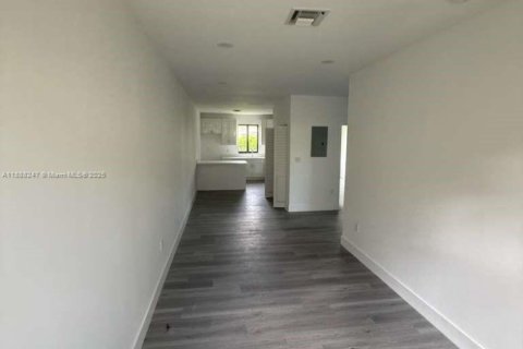 Casa en alquiler en Miami, Florida, 2 dormitorios № 1943830 - foto 2