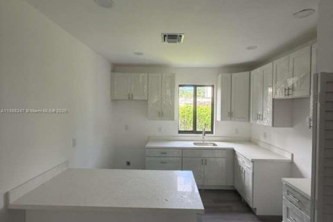 Casa en alquiler en Miami, Florida, 2 dormitorios № 1943830 - foto 3