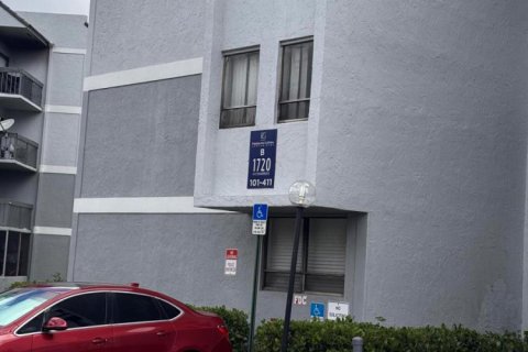 Condo in West Palm Beach, Florida, 2 bedrooms  № 2399994 - photo 2