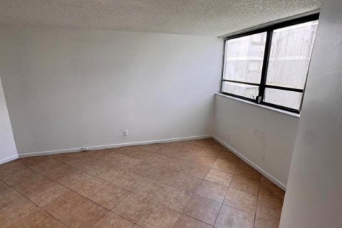 Condo in West Palm Beach, Florida, 2 bedrooms  № 2399994 - photo 10