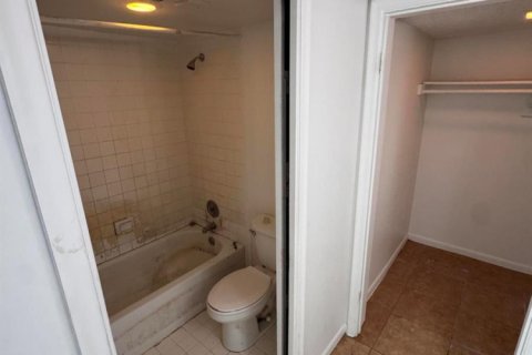 Condo in West Palm Beach, Florida, 2 bedrooms  № 2399994 - photo 14