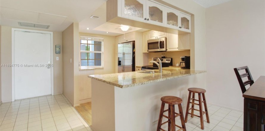 Condo in Pompano Beach, Florida, 2 bedrooms  № 2081442