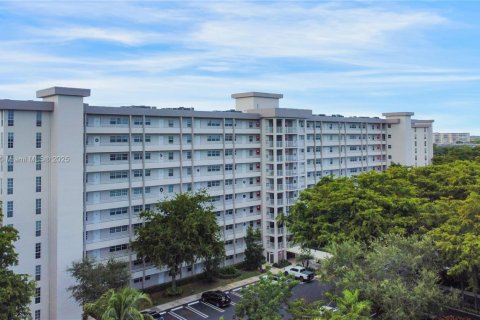 Condo in Pompano Beach, Florida, 2 bedrooms  № 2081442 - photo 25