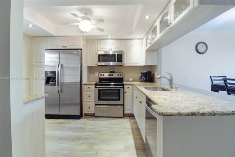 Condo in Pompano Beach, Florida, 2 bedrooms  № 2081442 - photo 3