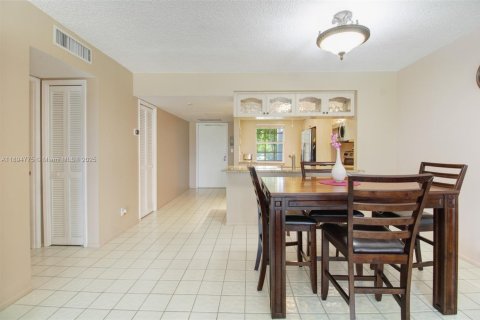 Condo in Pompano Beach, Florida, 2 bedrooms  № 2081442 - photo 7