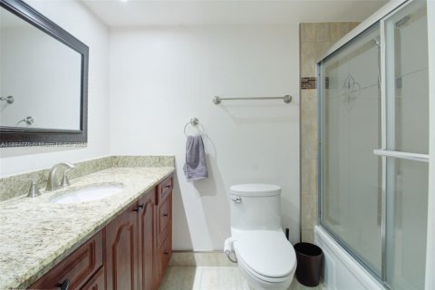 Condo in Pompano Beach, Florida, 2 bedrooms  № 2081442 - photo 14