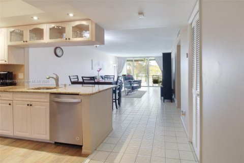 Condo in Pompano Beach, Florida, 2 bedrooms  № 2081442 - photo 2