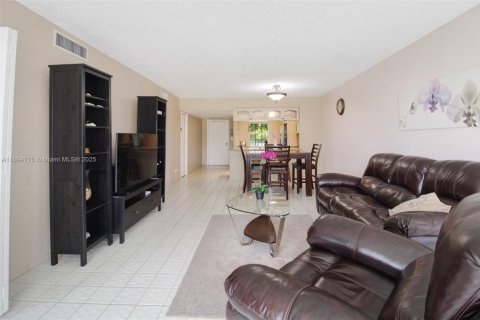 Condo in Pompano Beach, Florida, 2 bedrooms  № 2081442 - photo 8
