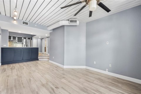 Condo in Tampa, Florida, 2 bedrooms  № 2334245 - photo 11