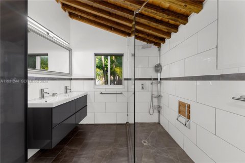 Villa ou maison à vendre à Miami, Floride: 2 chambres, 250.19 m2 № 2054359 - photo 30