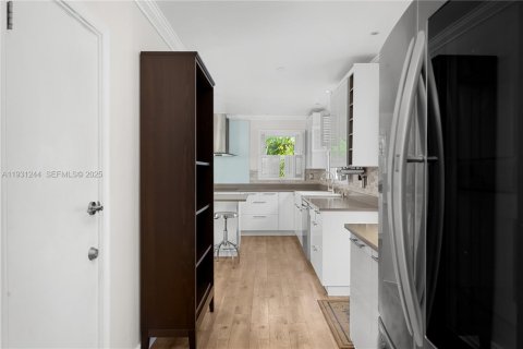 Villa ou maison à vendre à Miami, Floride: 2 chambres, 250.19 m2 № 2054359 - photo 18