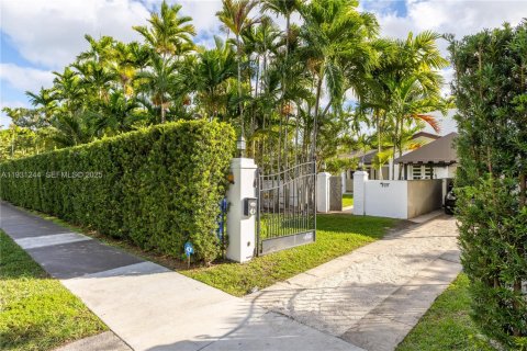 Villa ou maison à vendre à Miami, Floride: 2 chambres, 250.19 m2 № 2054359 - photo 2