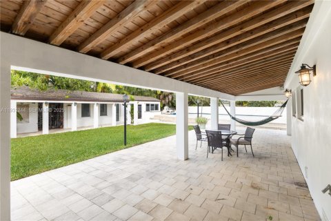 Villa ou maison à vendre à Miami, Floride: 2 chambres, 250.19 m2 № 2054359 - photo 10
