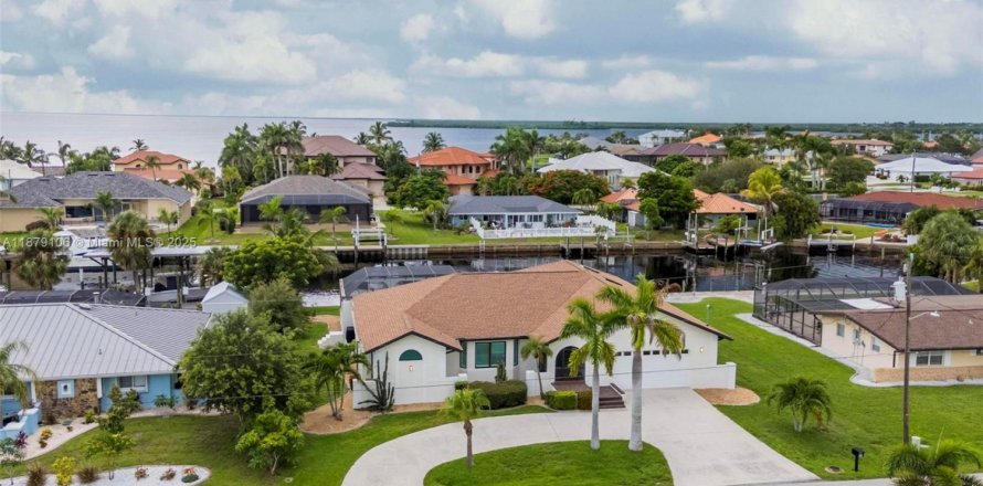 Villa ou maison à Port Charlotte, Floride 4 chambres, 235.97 m2 № 1921297