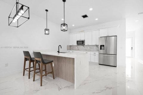 Commercial property in Cape Coral, Florida 222.97 sq.m. № 2009697 - photo 3