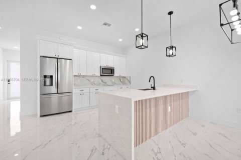 Commercial property in Cape Coral, Florida 222.97 sq.m. № 2009697 - photo 4