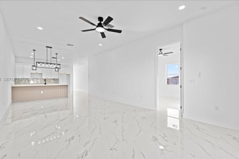 Commercial property in Cape Coral, Florida 222.97 sq.m. № 2009697 - photo 6