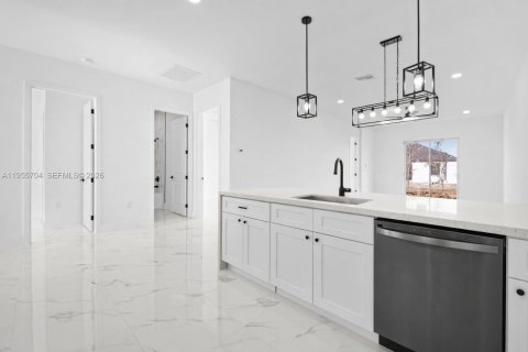 Commercial property in Cape Coral, Florida 222.97 sq.m. № 2009697 - photo 5