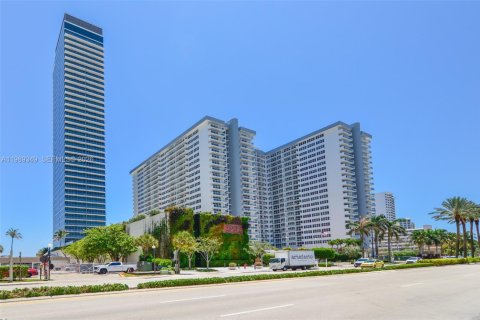 Condo in Hallandale Beach, Florida, 1 bedroom  № 2051596 - photo 4