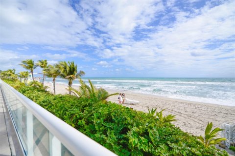 Condo in Hallandale Beach, Florida, 1 bedroom  № 2051596