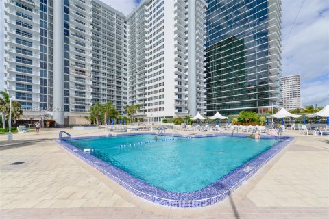 Condo in Hallandale Beach, Florida, 1 bedroom  № 2051596 - photo 2