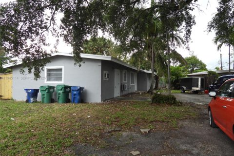 House in Miami, Florida 6 bedrooms, 121.79 sq.m. № 2001445 - photo 2