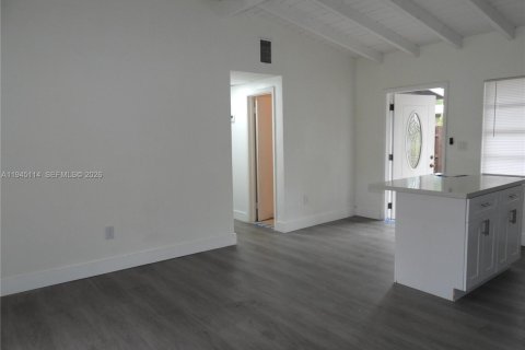 House in Miami, Florida 6 bedrooms, 121.79 sq.m. № 2001445 - photo 22