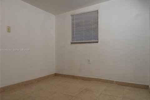 House in Miami, Florida 6 bedrooms, 121.79 sq.m. № 2001445 - photo 13