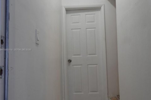 House in Miami, Florida 6 bedrooms, 121.79 sq.m. № 2001445 - photo 5