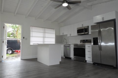 House in Miami, Florida 6 bedrooms, 121.79 sq.m. № 2001445 - photo 21
