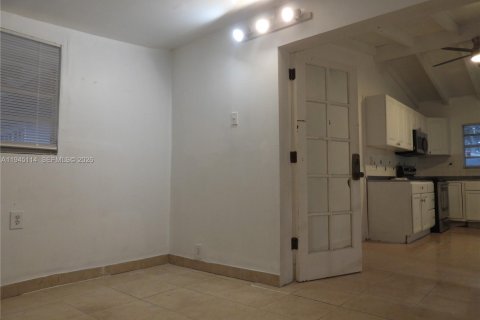 House in Miami, Florida 6 bedrooms, 121.79 sq.m. № 2001445 - photo 11