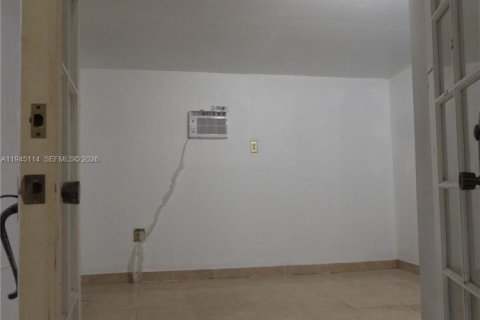 House in Miami, Florida 6 bedrooms, 121.79 sq.m. № 2001445 - photo 10