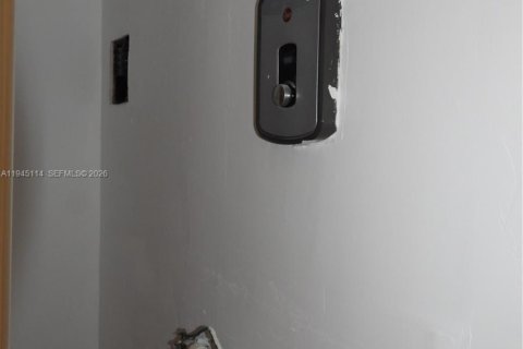 House in Miami, Florida 6 bedrooms, 121.79 sq.m. № 2001445 - photo 12