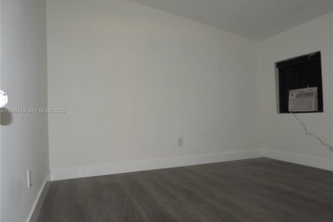 House in Miami, Florida 6 bedrooms, 121.79 sq.m. № 2001445 - photo 30