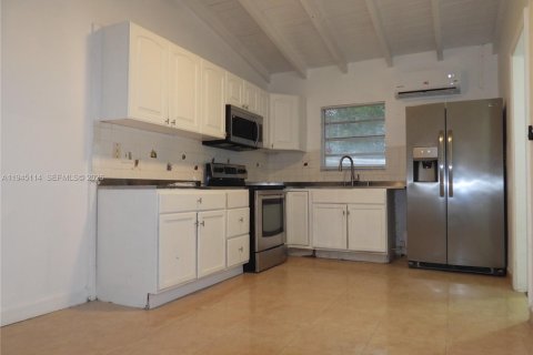 House in Miami, Florida 6 bedrooms, 121.79 sq.m. № 2001445 - photo 8