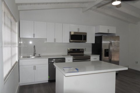 House in Miami, Florida 6 bedrooms, 121.79 sq.m. № 2001445 - photo 20