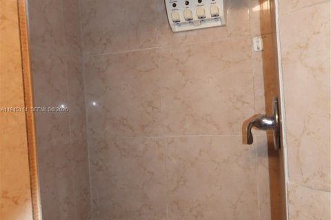 House in Miami, Florida 6 bedrooms, 121.79 sq.m. № 2001445 - photo 24