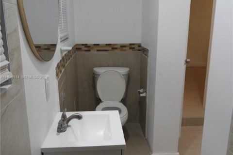 House in Miami, Florida 6 bedrooms, 121.79 sq.m. № 2001445 - photo 15