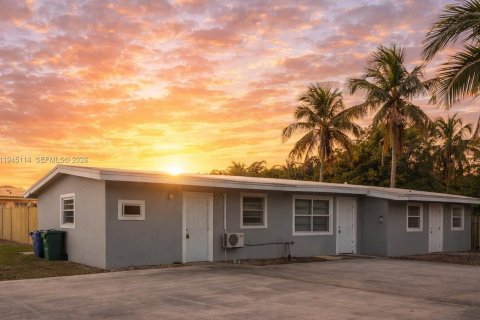 Casa en Miami, Florida 6 dormitorios, 121.79 m2 № 2001445